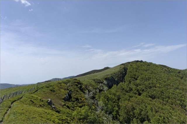 2013-06-17,16-02-29,Puy de la Roche.jpg