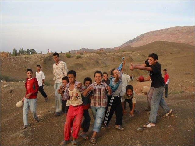 2005-10-16,17-25-47,jeunes marocains,att.jpg