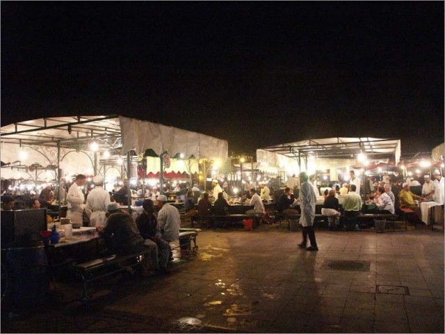 2005-10-18,20-15-32,place Jemaa el Fna,M.jpg